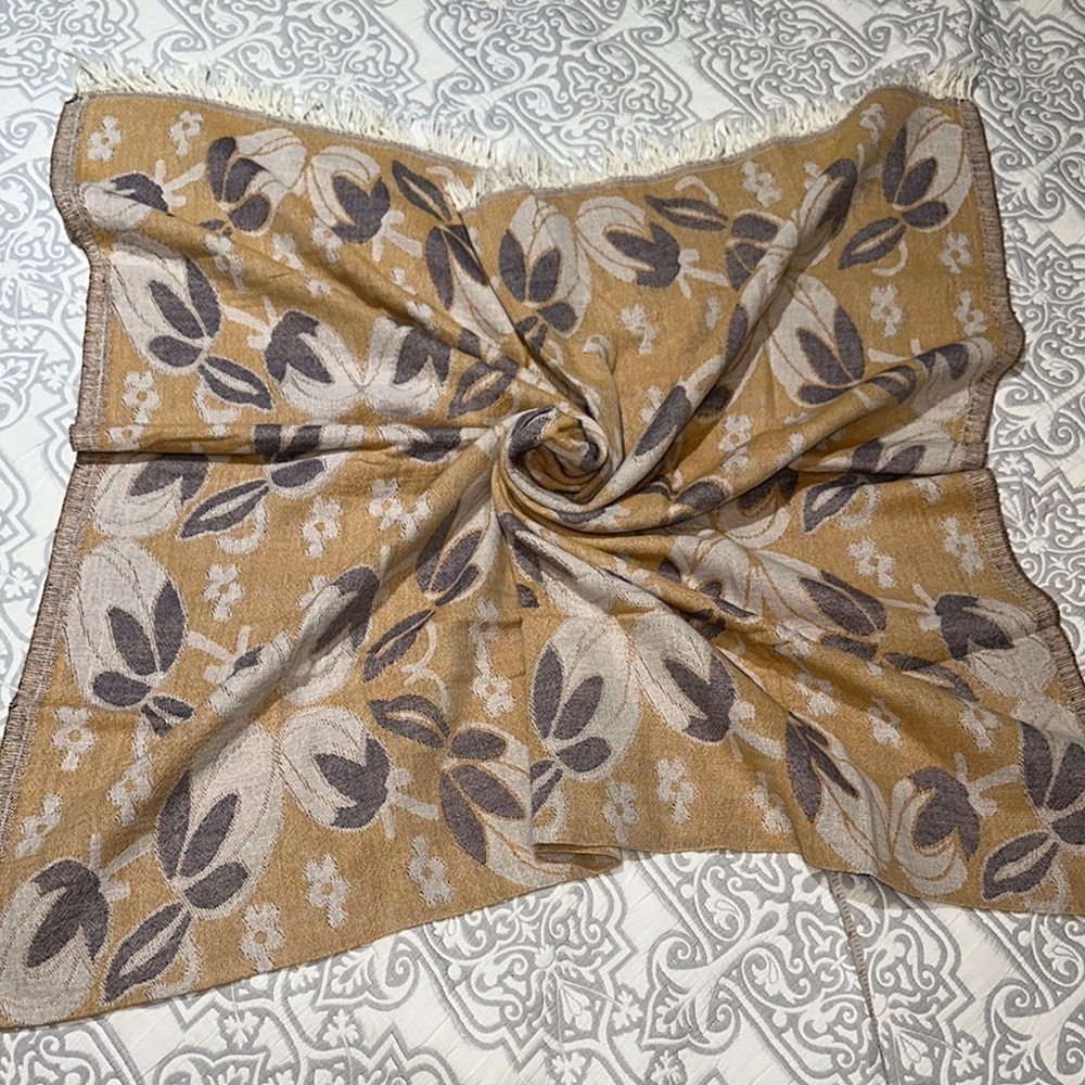 Reversible Cotton Beach Towel/Throw Blanket with tulip pattern